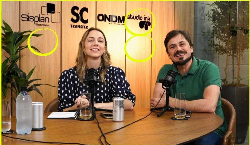 Cenário do podcast com logos de patrocinadores