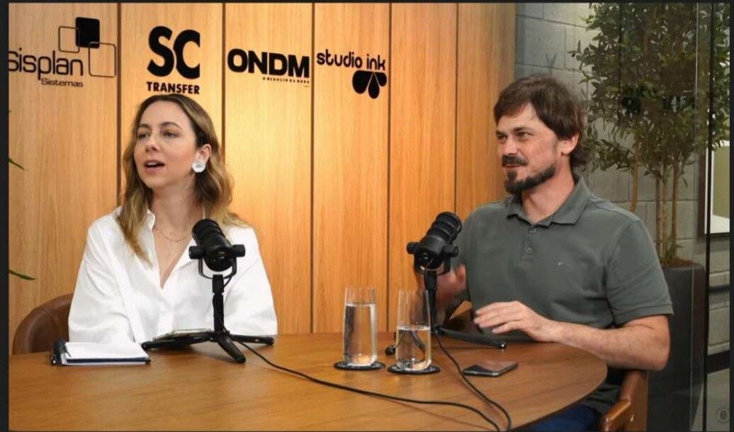 Gravação do podcast Casal do Têxtil em estúdio